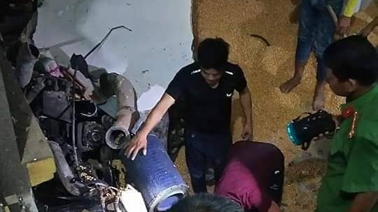 Xe đầu kéo lao vào nhà dân, vợ chồng mất mạng ngay trên giường ngủ