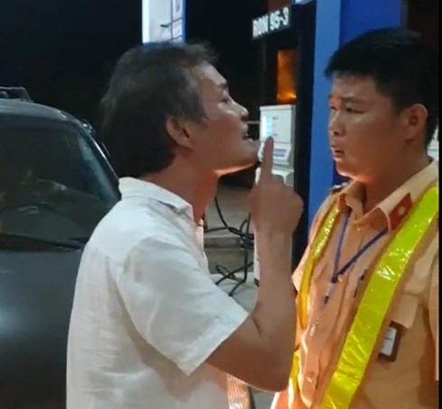 tai xe xe bien xanh say xin tat csgt bi phat 25 trieu dong