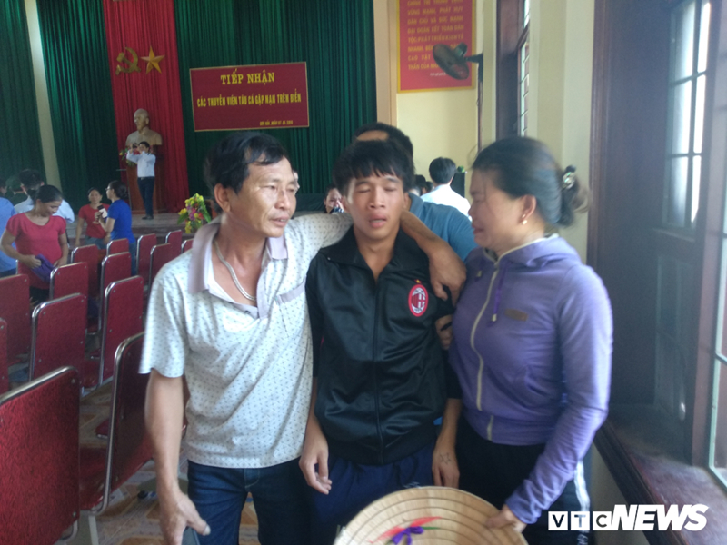 vu chim tau o quang binh thuyen vien doan tu gia dinh trong nuoc mat