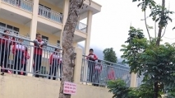 quang ninh hoc sinh lop 3 nga cau thang tu vong khi choi dua cung ban