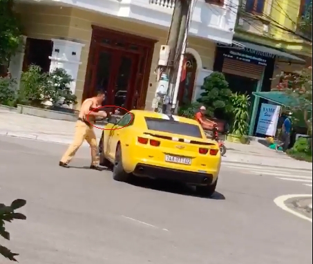 video csgt dung sung dap vo kinh xe sang khong che tai xe vi pham