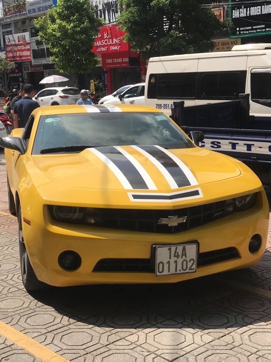 danh tinh chu xe sang bi csgt dung sung dap vo kinh tren duong tron chay