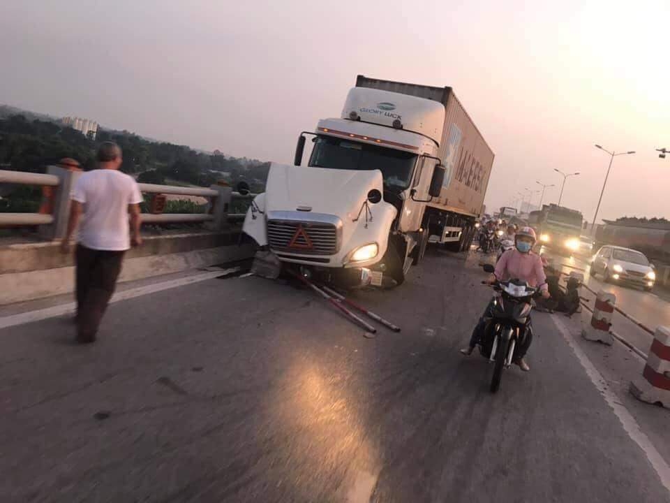 container mat lai tren cau thanh tri hat vang 1 nguoi xuong song