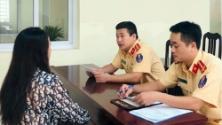 Không nhường đường xe ưu tiên, nữ tài xế bị phạt 2,5 triệu đồng