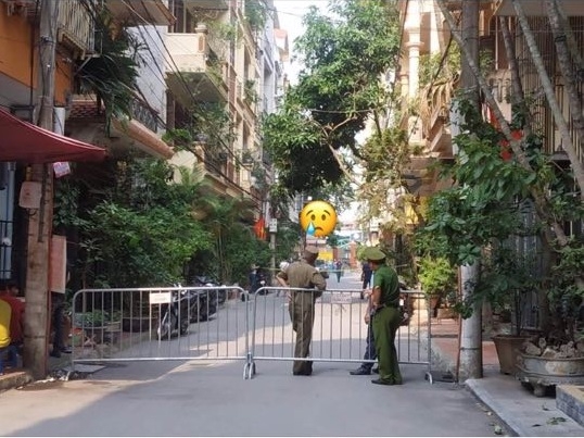 ha noi thanh nien dam tu vong 2 nu sinh roi nhay lau tu van