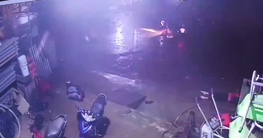 Clip: 2 nữ sinh bị điện giật tử vong do xe tải làm đứt dây cáp clip giay phut 2 nu sinh bi dien giat tu vong do xe tai lam dut day cap