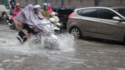 Gió mùa về, Hà Nội mưa như trút nước