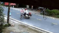 video tai xe xe ban tai vo co chan dau o to dang re roi nho nuoc bot