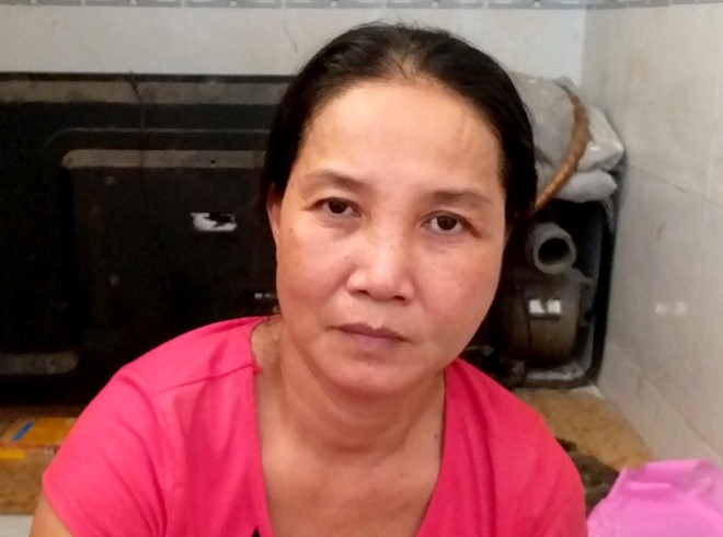 nguoi phu nu tan cong bop cho hiem canh sat vi tuong den bat chong ho