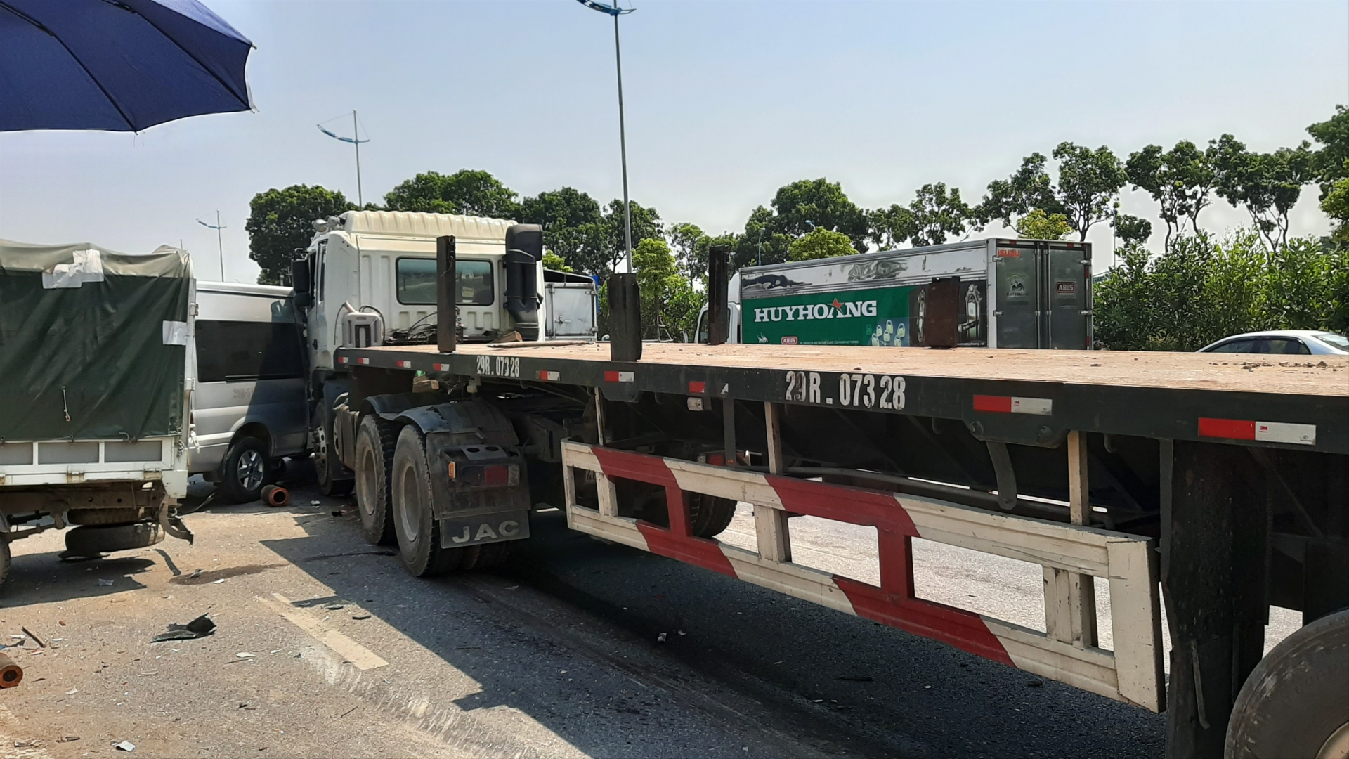 container huc vang 3 xe o to dung den do 3 nguoi bi thuong