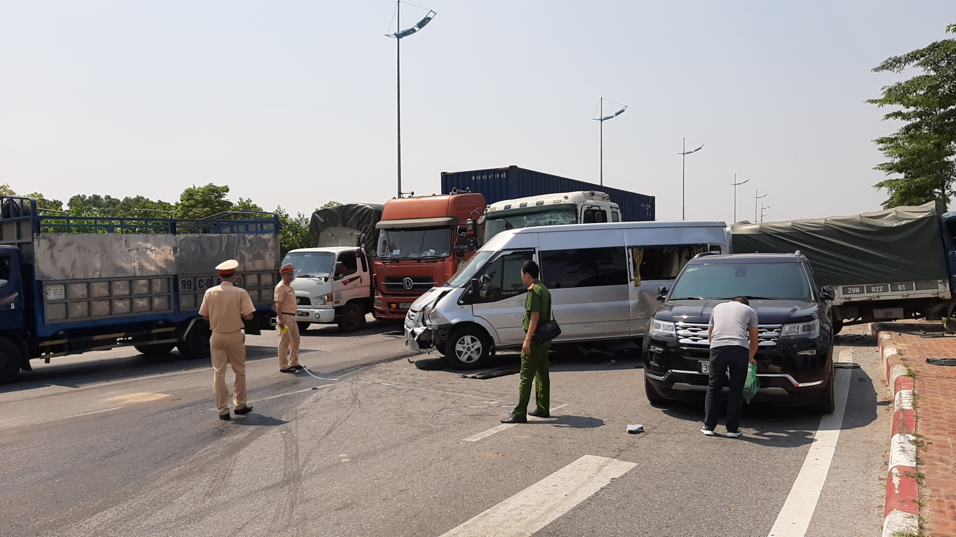 container huc vang 3 xe o to dung den do 3 nguoi bi thuong