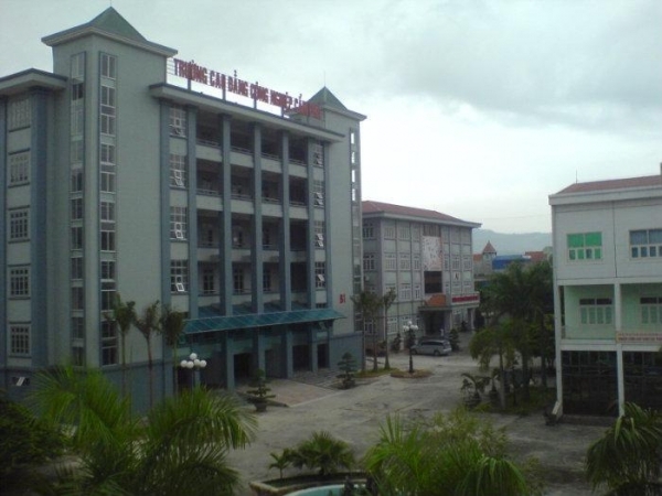 mau thuan tren giang duong nam sinh dung dao dam ban tu vong