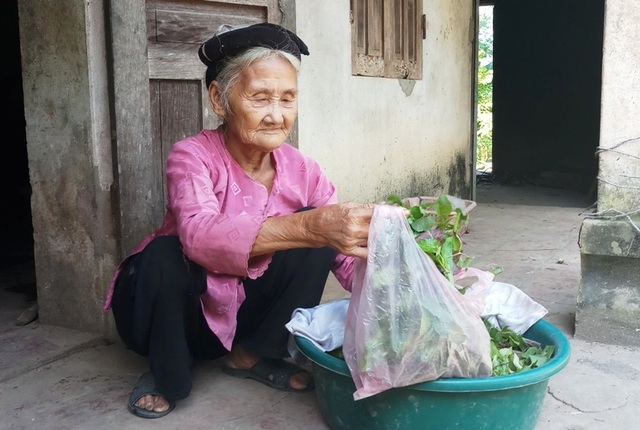 cu ba 83 tuoi len unbd xa doc tho xin ra khoi danh sach ho ngheo