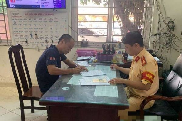 tai xe khong nhuong duong cho xe cuu hoa bi phat 25 trieu dong