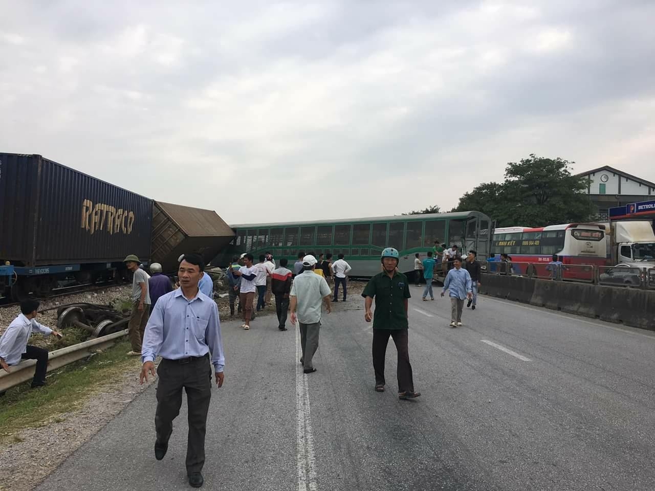 nghe an tong xe tai 4 toa tau bi lat chan ngang quoc lo 1a