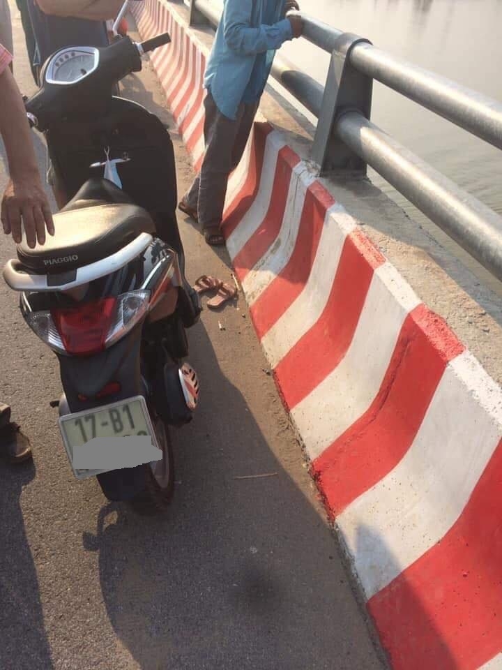 de lai xe may tren cau thai ha nguoi phu nu bat ngo nhay xuong song tu tu