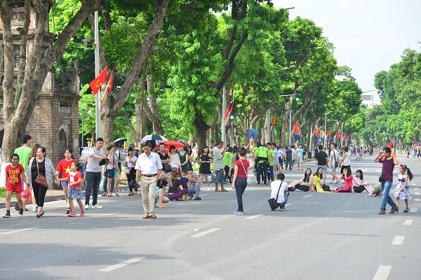 ha noi xem xet cam o to xe may hoat dong quanh ho hoan kiem trong 1 thang