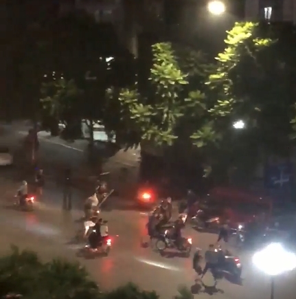 hon chien kinh hoang tren pho tran khat chan chua xac dinh duoc thuong vong