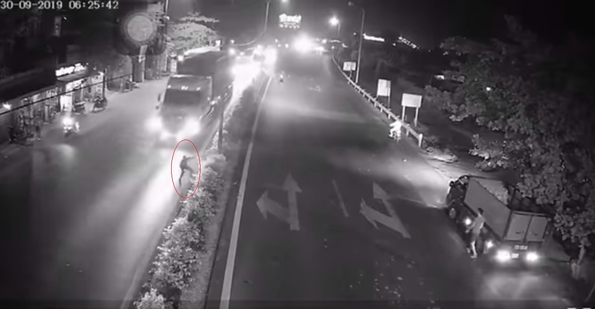 clip bi vap nga khi sang duong nguoi dan ong bi container huc vang