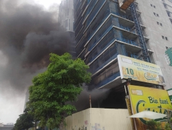 Chung cư QMS Tower cháy lớn, nhiều công nhân sợ hãi chạy ra ngoài