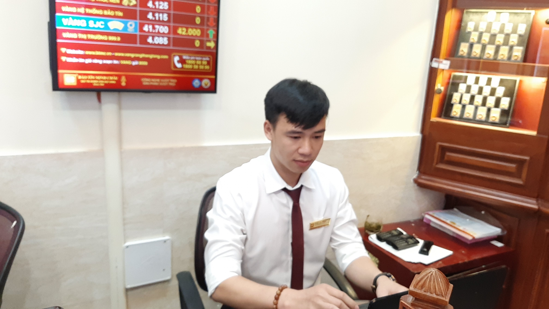 gia vang dao chieu nguoi dan o at dau co
