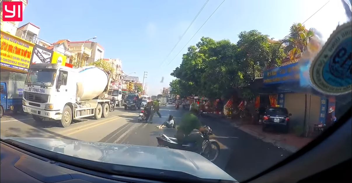 clip cong an lao ra duong chan xe may cua doi nam nu lang lach vuot den do gay tranh cai