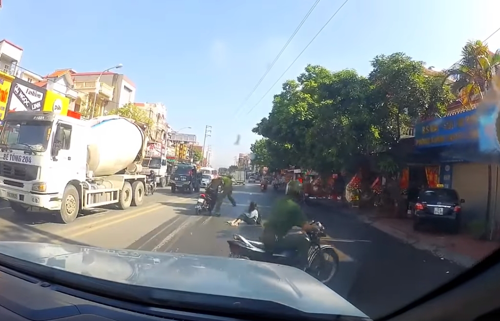 Clip: Công an lao ra đường chặn xe máy của đôi nam nữ lạng lách, vượt đèn đỏ gây tranh cãi