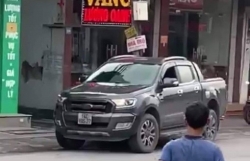 vo chong chu tiem vang bi ten cuop dung bua tan cong khi dang xem tran viet nam va singapore
