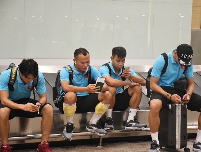 Vừa hạ cánh đảo Bali, đội tuyển Việt Nam được fan nữ vây kín vua ha canh toi dao bali doi tuyen viet nam duoc fan nu vay kin