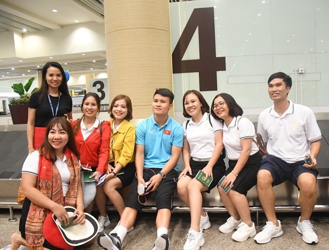 Vừa hạ cánh đảo Bali, đội tuyển Việt Nam được fan nữ vây kín vua ha canh toi dao bali doi tuyen viet nam duoc fan nu vay kin