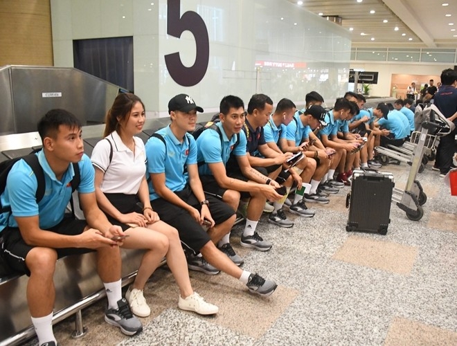 Vừa hạ cánh đảo Bali, đội tuyển Việt Nam được fan nữ vây kín vua ha canh toi dao bali doi tuyen viet nam duoc fan nu vay kin