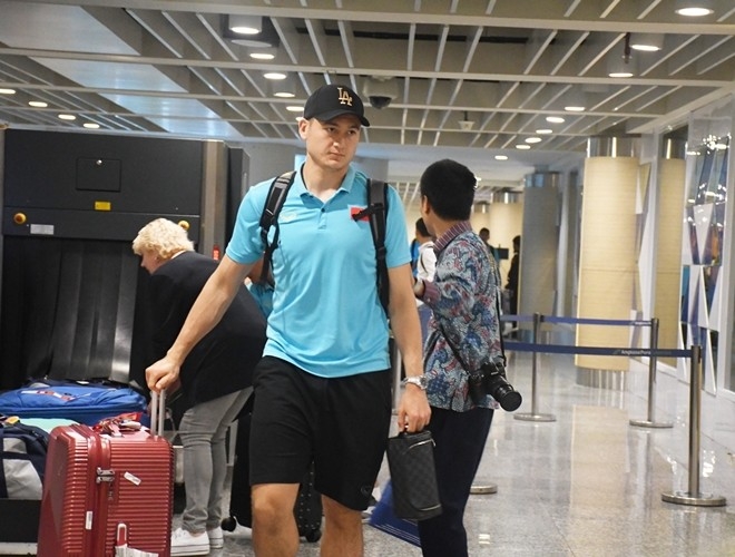 Vừa hạ cánh đảo Bali, đội tuyển Việt Nam được fan nữ vây kín vua ha canh toi dao bali doi tuyen viet nam duoc fan nu vay kin