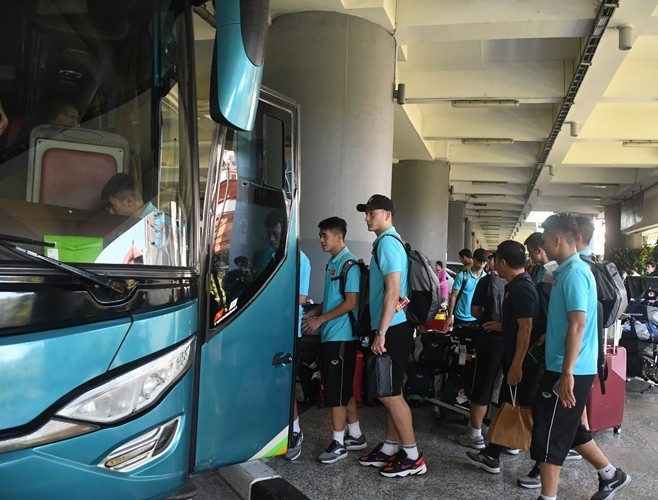 Vừa hạ cánh đảo Bali, đội tuyển Việt Nam được fan nữ vây kín vua ha canh toi dao bali doi tuyen viet nam duoc fan nu vay kin