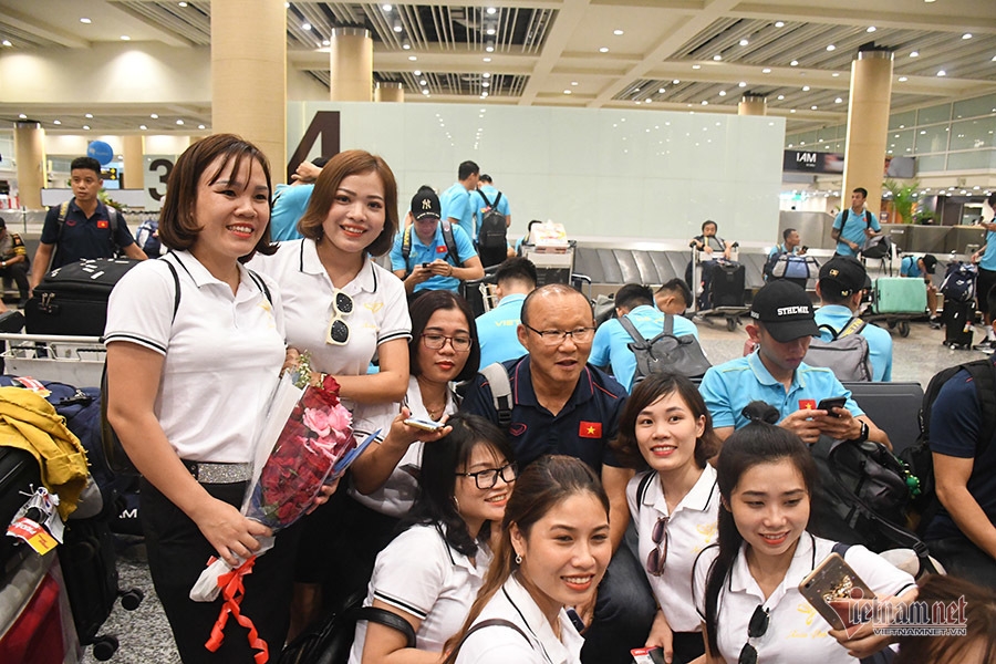 Vừa hạ cánh đảo Bali, đội tuyển Việt Nam được fan nữ vây kín vua ha canh toi dao bali doi tuyen viet nam duoc fan nu vay kin