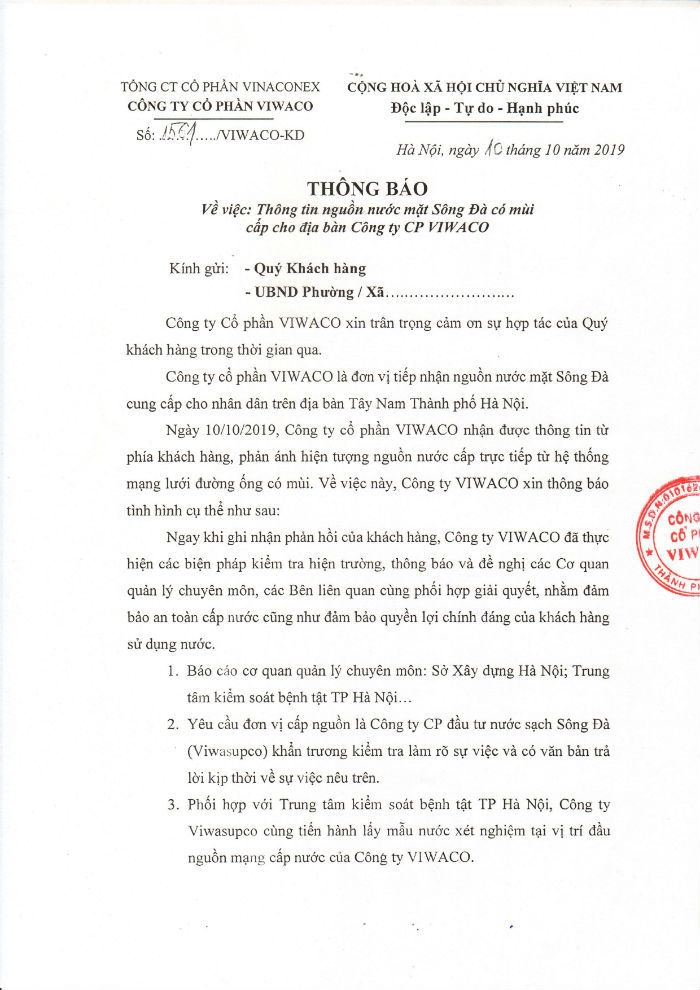 nguoi dan ha noi lo lang vi nuoc co mui la se tien hanh lay mau nuoc de phan tich