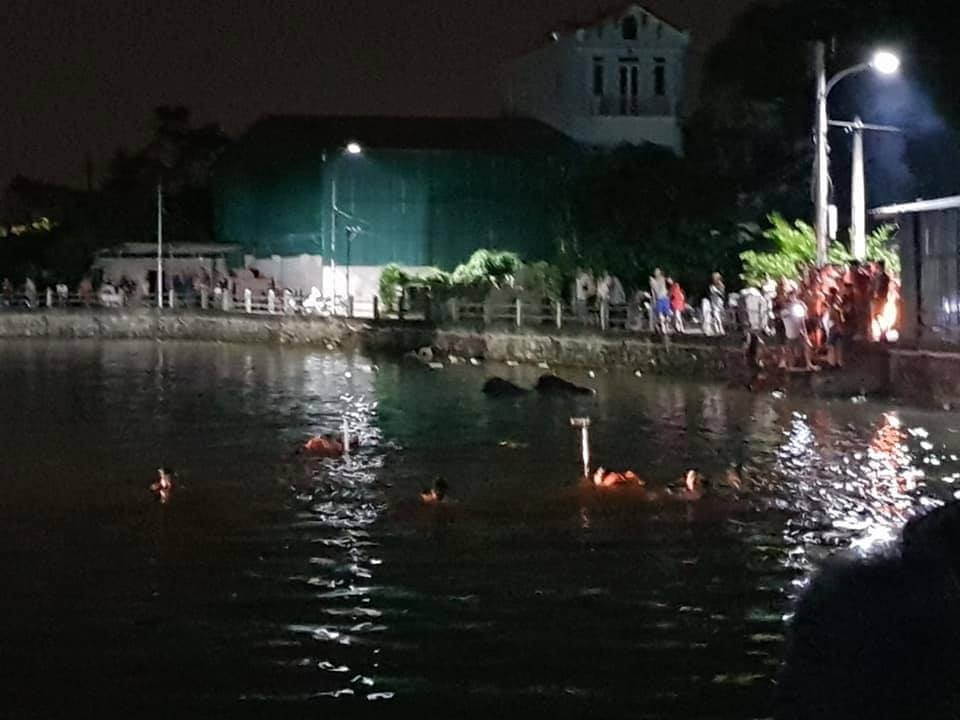 ha noi boi thuyen bi lat 2 be gai duoi nuoc thuong tam