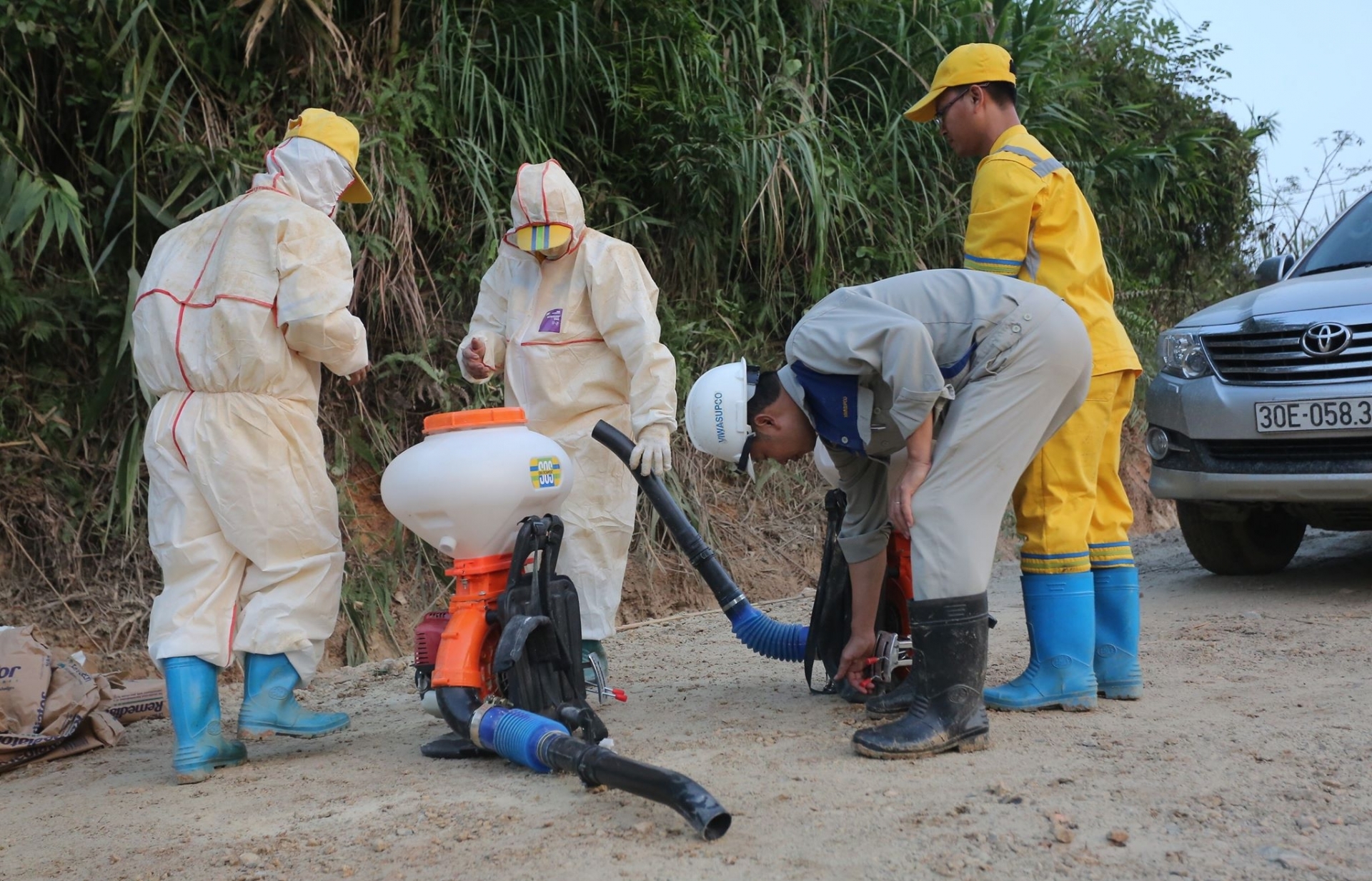 Vụ nước sạch sông Đà nhiễm dầu: Tiến hành khử trùng, thả "vi sinh ăn dầu" để xử lý nước