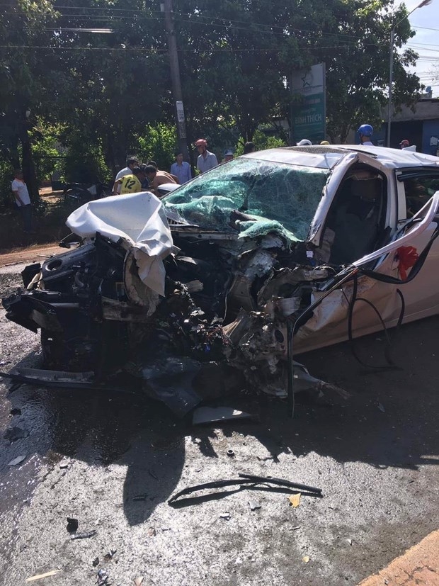 xe ruoc dau dam truc dien xe tai tai xe nguy kich mac ket trong cabin