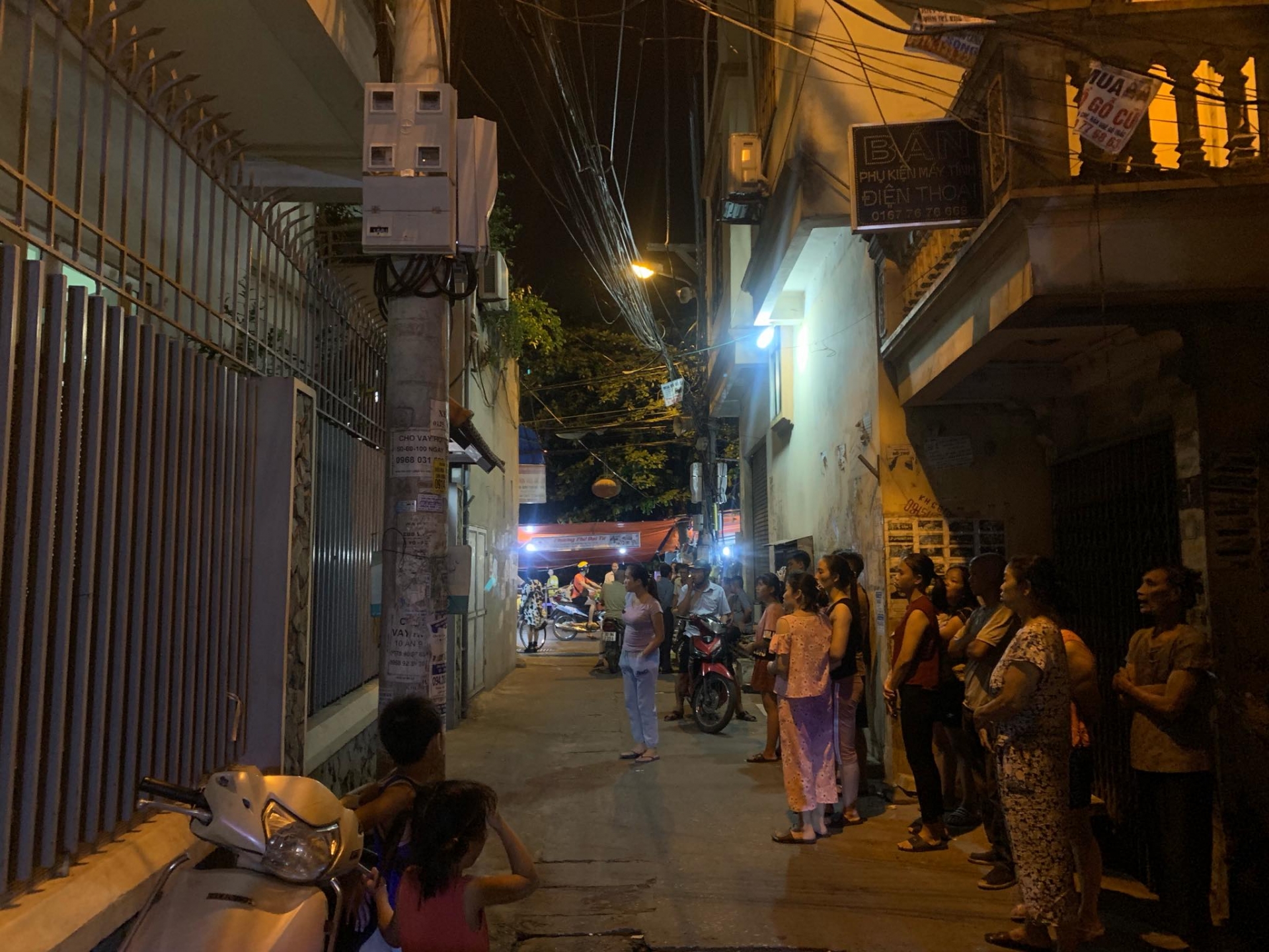 ha noi hai bo con thau rua be nuoc ngam con trai tu vong nghi ngat khi