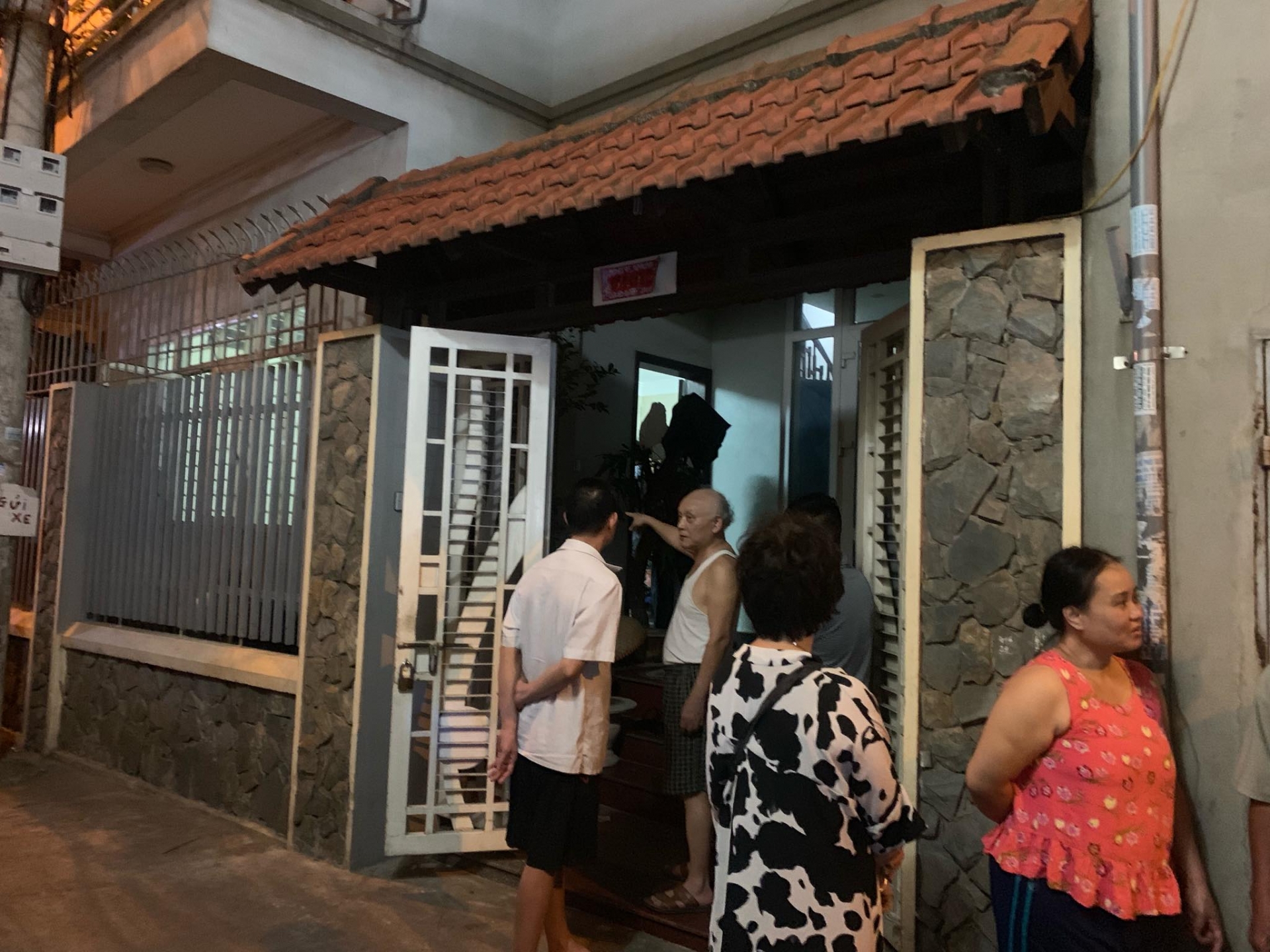 ha noi hai bo con thau rua be nuoc ngam con trai tu vong nghi ngat khi