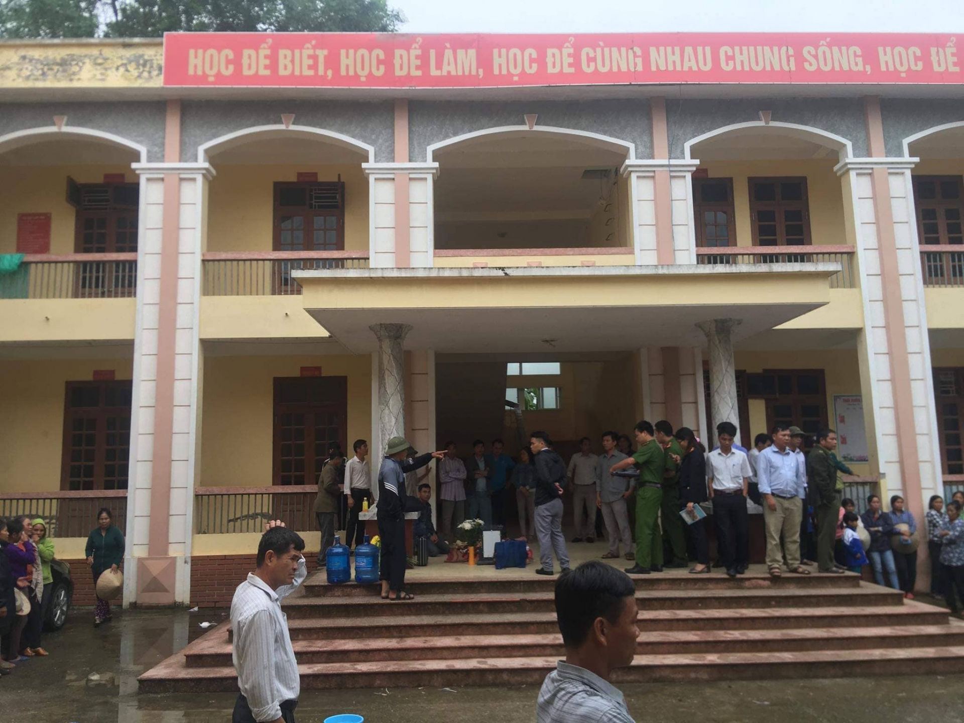 hoc sinh lop 2 bi dien giat tu vong soi day dien da roi xuong tu nhieu ngay truoc