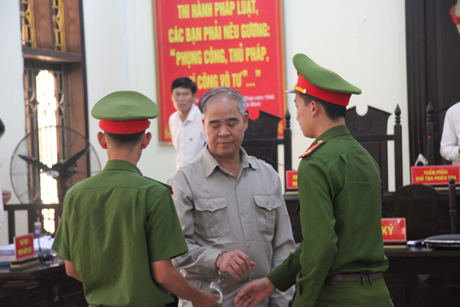 hieu truong xam hai tinh duc nhieu nam sinh o phu tho linh 8 nam tu