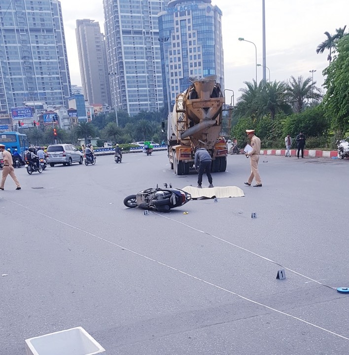 ha noi va cham voi xe bon cho be tong 2 phu nu tu vong tai cho