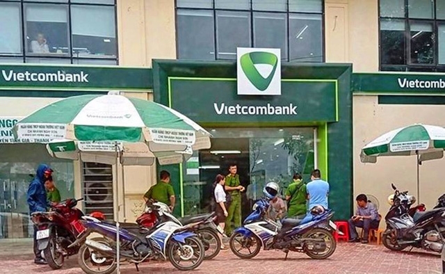 vu trung uy cong an no sung o ngan hang vietcombank chuyen sang toi danh cuop tai san