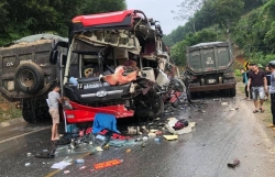 thung xe container roi de trung 2 nguoi di duong