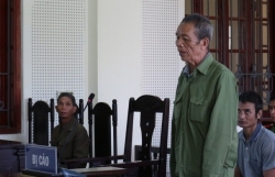 xuc dong khoanh khac cu ong lay chan thay dem giuong cho cu ba nga lung suot chang tau xa