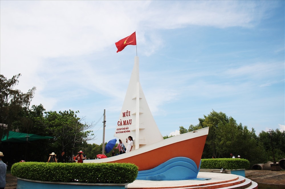 bieu tuong con tau mui ca mau se duoc di doi toi vi tri nao