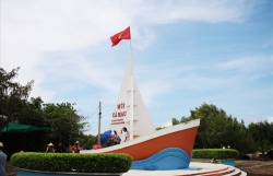 giup khach chup hinh phan cam o moc toa do quoc gia huong dan vien viettravel bi ky luat