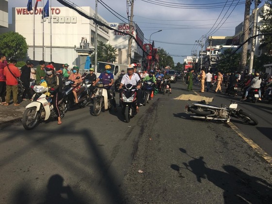 tong vao xe nguoc chieu pho vien truong vksnd qua n 9 bi xe may khac chen qua nguoi tu vong