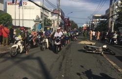 video nga ra duong nguoi dan ong thoat chet than ky duoi banh xe tai